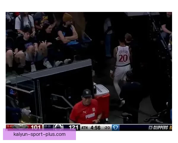 约翰-科林斯与大洛抢板时发生碰撞 已返回更衣室接受检查