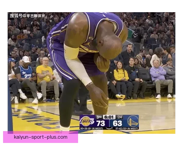 詹姆斯父子打高尔夫遭遇惊险 鳄鱼现身水中老詹勇敢捡球